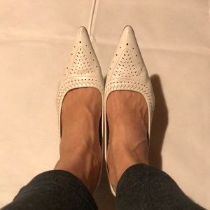 White banana republic pumps size 10 1-inch heel
